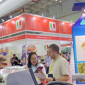 Khách hàng tham quan là người nước ngoài rất quan tâm các sản phẩm của Huỳnh Long